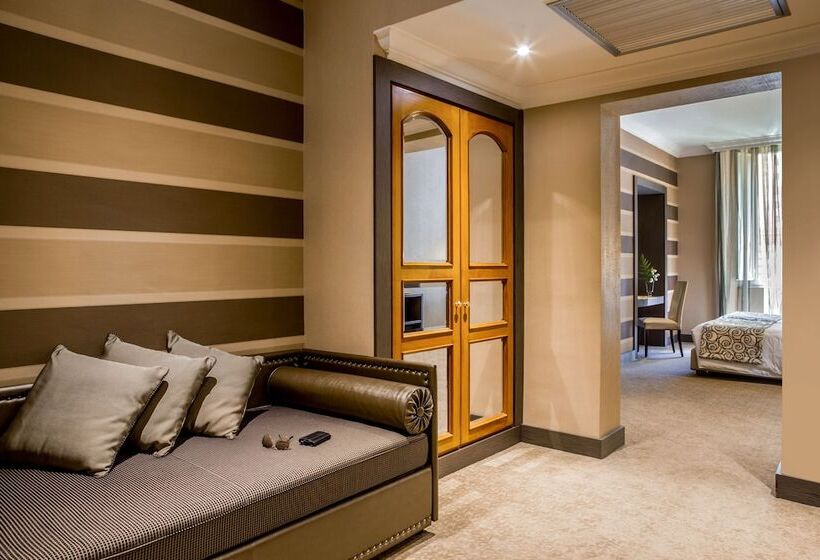 חדר סופריור, Savoy