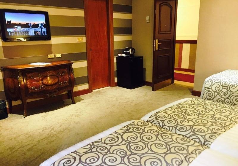 חדר קלאסי לשלושה, Savoy