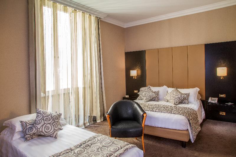 חדר קלאסי לשלושה, Savoy