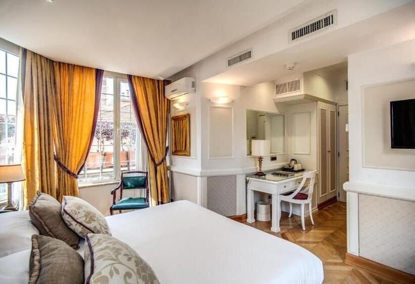 Camera Deluxe, The Britannia