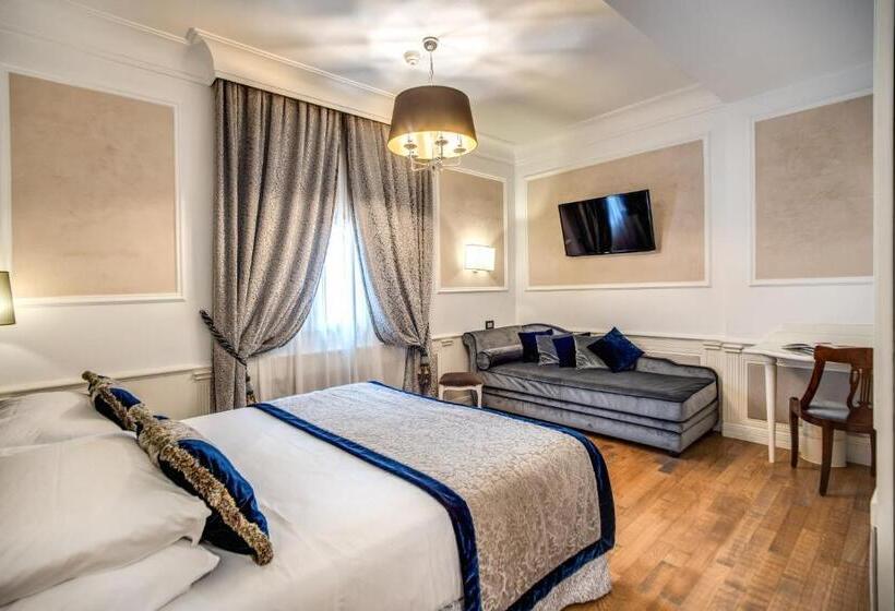 Camera Deluxe, The Britannia