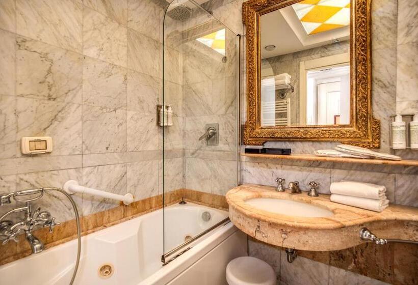 Camera Deluxe, The Britannia