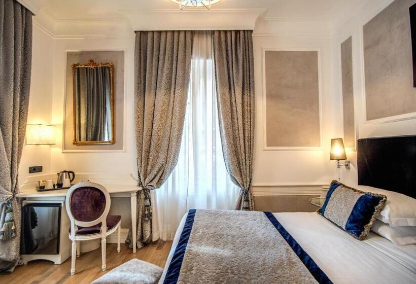 Camera Deluxe, The Britannia