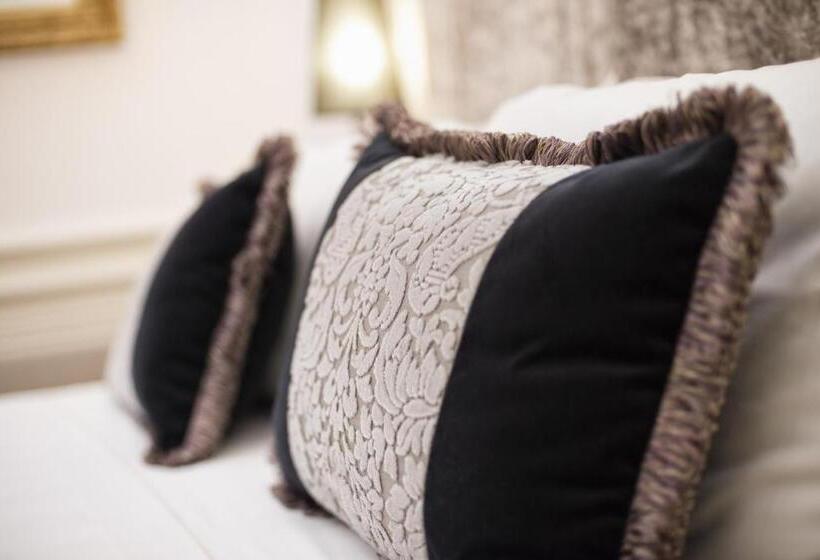 Camera Deluxe, The Britannia