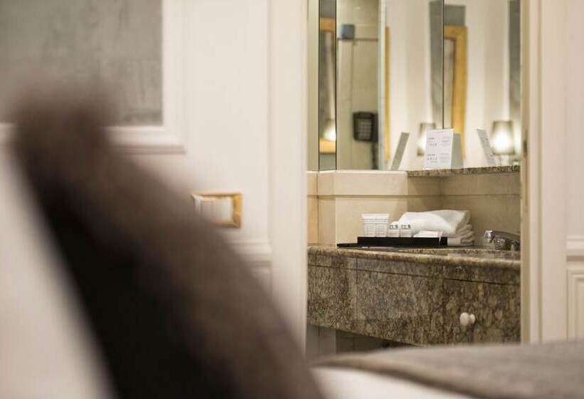 Camera Deluxe, The Britannia