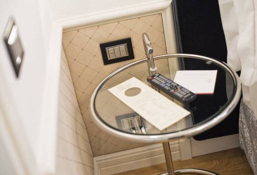 Camera Deluxe, The Britannia