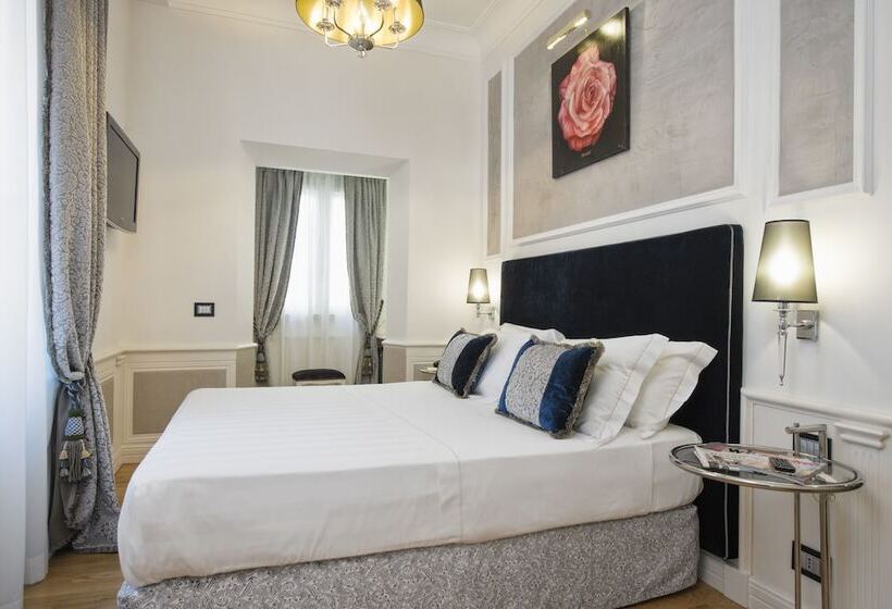 Camera Deluxe, The Britannia