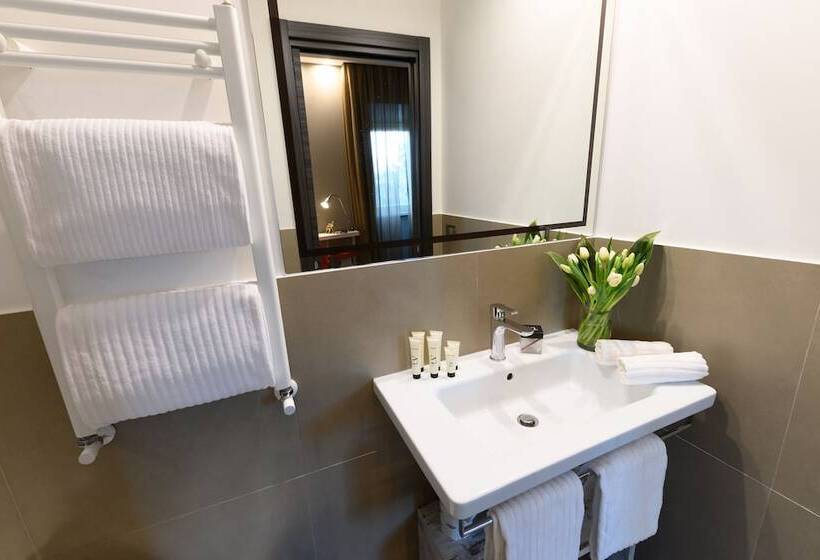 חדר דלוקס, The Republic