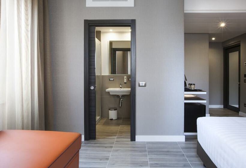 חדר דלוקס, The Republic