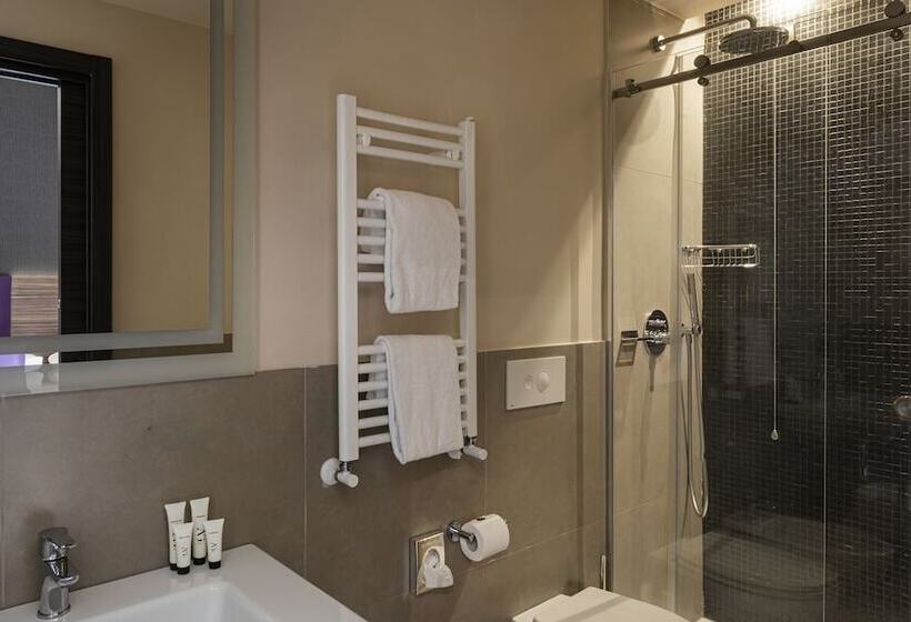 חדר משפחתי, The Republic