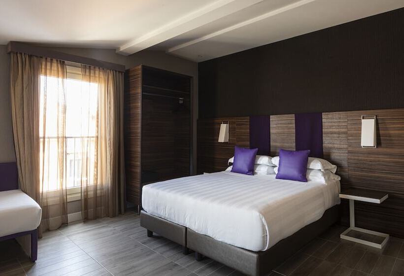 חדר משפחתי, The Republic