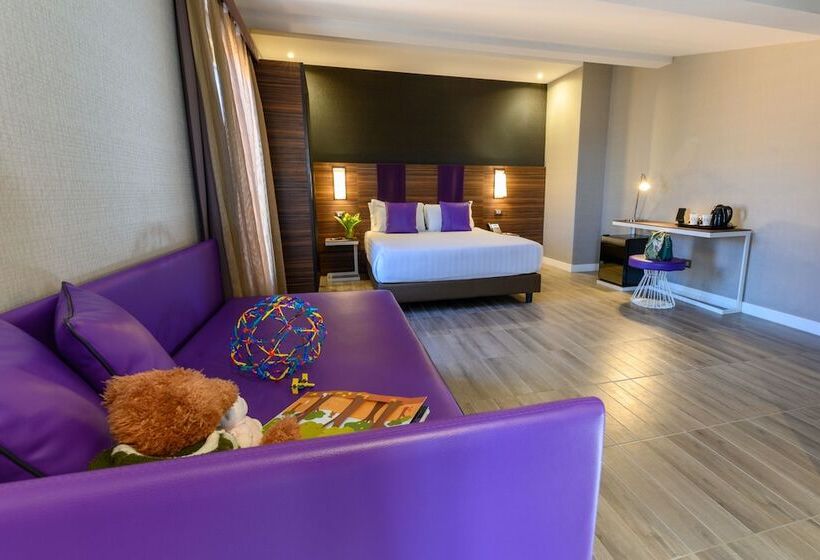 חדר משפחתי, The Republic