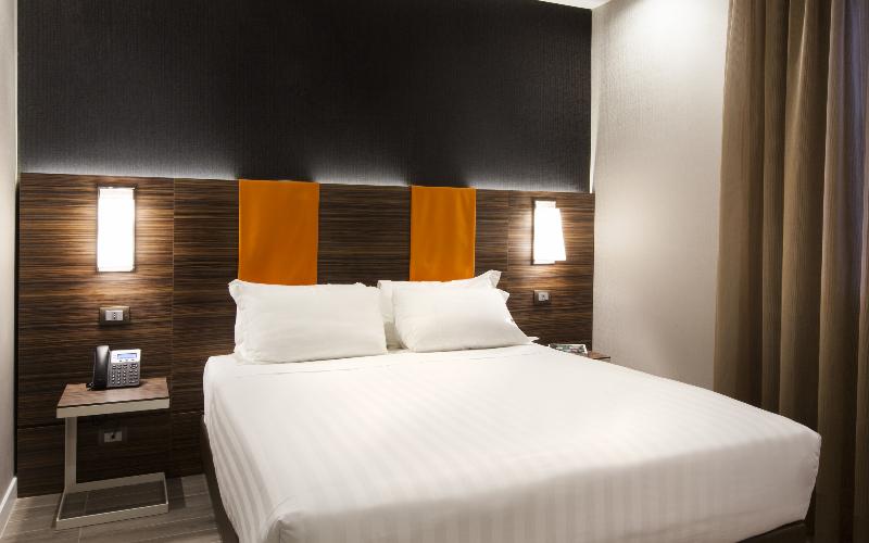 חדר משפחתי, The Republic