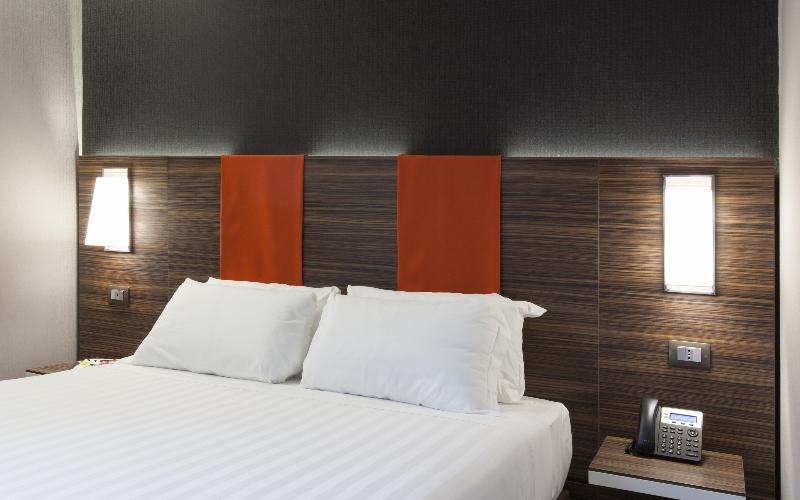 חדר משפחתי, The Republic