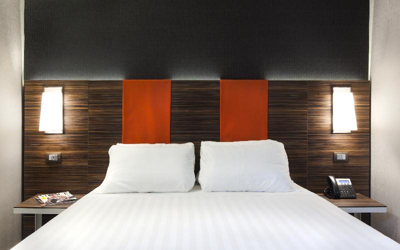 חדר משפחתי, The Republic