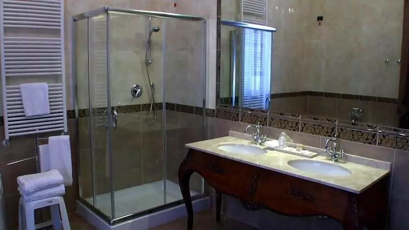 Deluxe Zimmer, The Republic