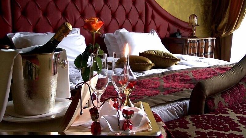 חדר דלוקס, The Republic