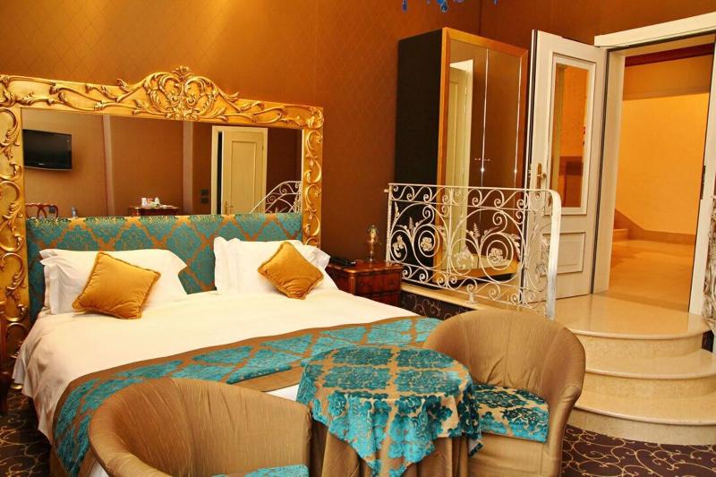 חדר דלוקס, The Republic