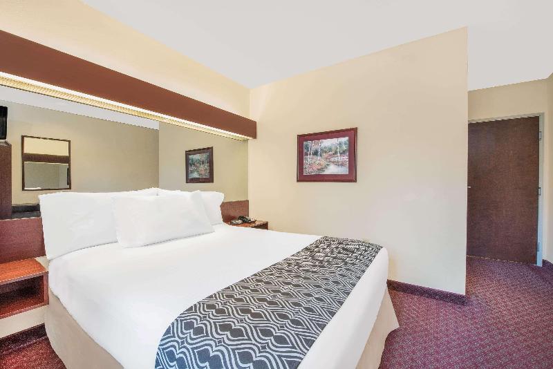 חדר משפחתי, The Republic