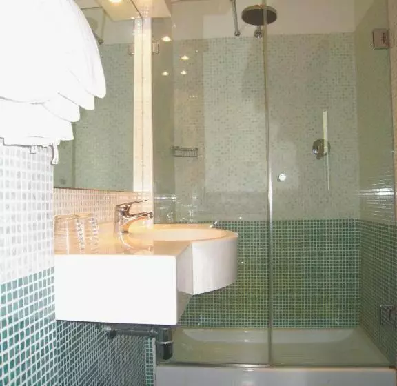 اتاق استاندارد یک نفره, Unahotels Imperial Sport