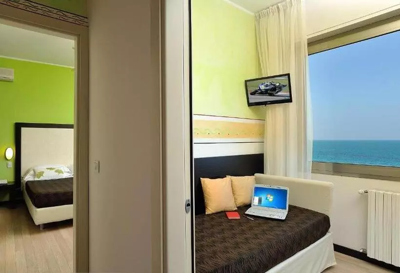اتاق استاندارد چهار تخته, Unahotels Imperial Sport