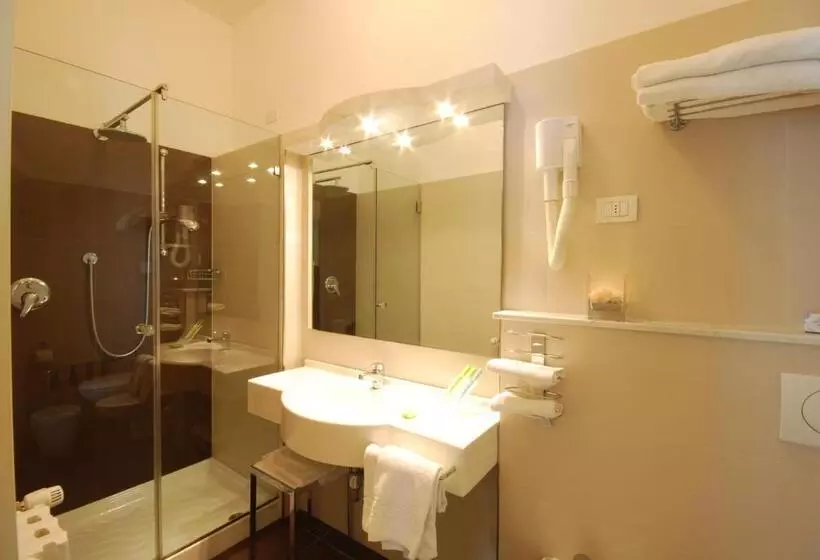 اتاق استاندارد چهار تخته, Unahotels Imperial Sport