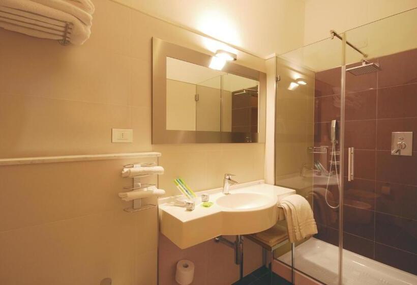 Четырехместный Номер Стандарт, Unahotels Imperial Sport