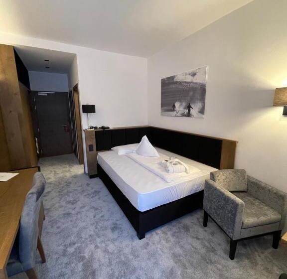 带阳台的标准单人间, Aaritz