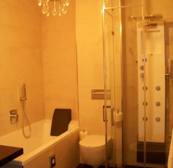 발코니가 있는 스위트, Aaritz