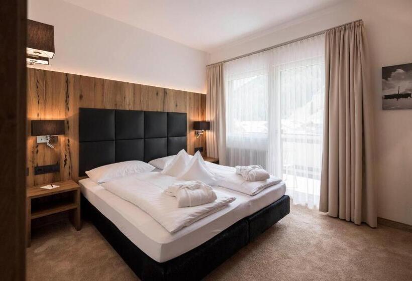 带阳台套房, Aaritz