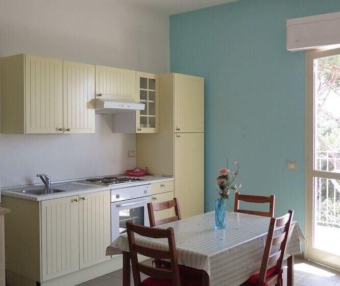 شقة غرفة نوم واحدة مزودة بشُرفة, Happy