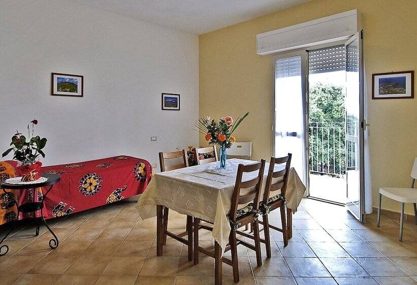 شقة غرفة واحدة مطلة على الحديقة, Happy