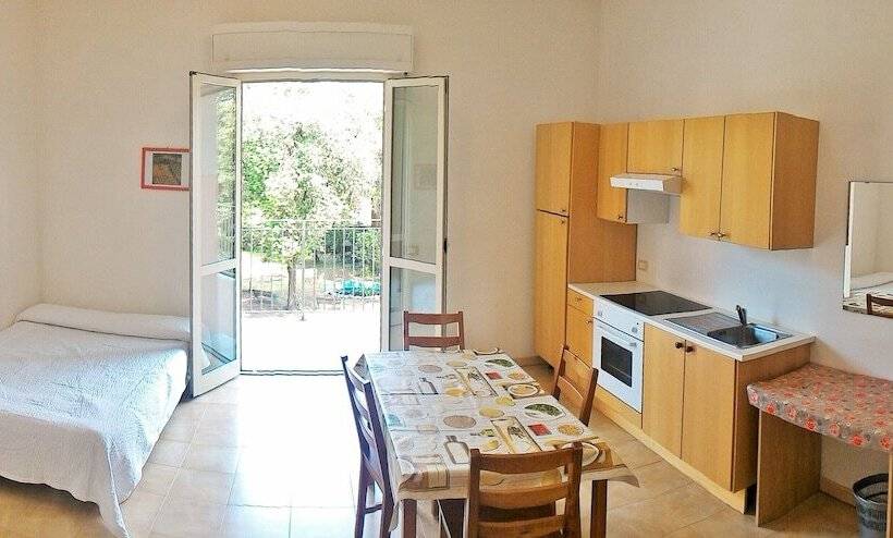 شقة غرفة واحدة مطلة على الحديقة, Happy