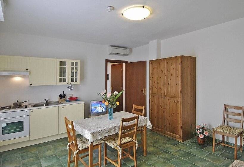 شقة غرفة نوم واحدة مزودة بشُرفة, Happy