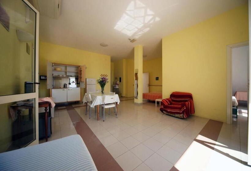 شقة غرفة واحدة مزودة بتراس, Happy