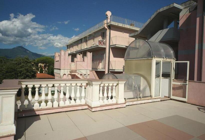 شقة غرفة واحدة مزودة بتراس, Happy