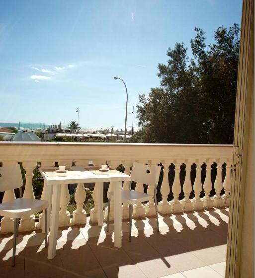 شقة غرفة واحدة مزودة بتراس, Happy