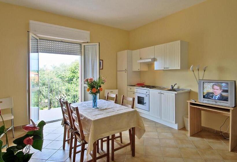 شقة غرفة واحدة مطلة على الحديقة, Happy