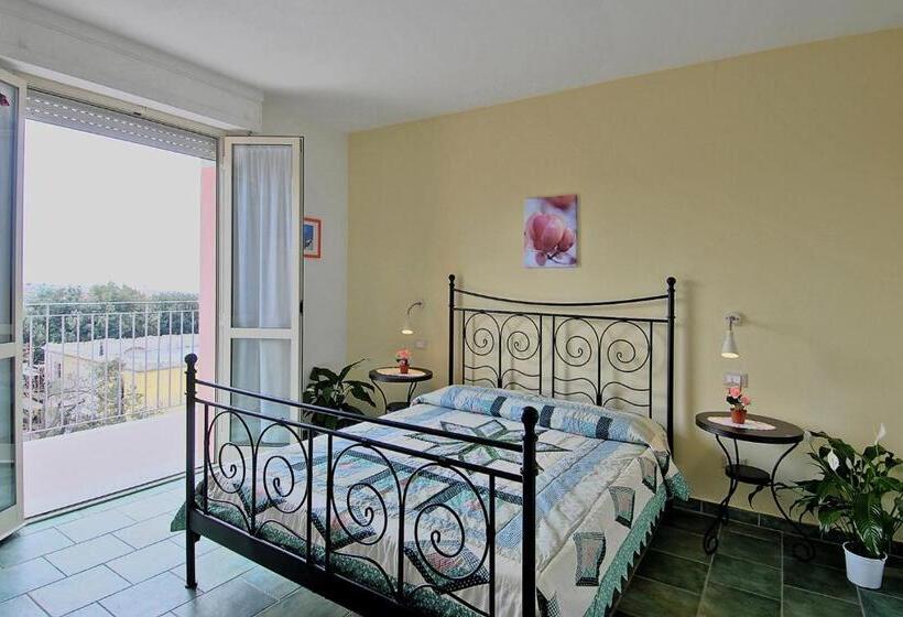 شقة غرفة واحدة مطلة على الحديقة, Happy