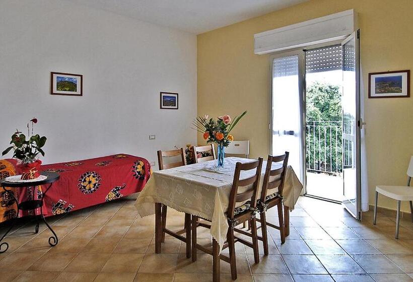 شقة غرفة نوم واحدة مطلة علي البحر مزوَّدة بشُرفة, Happy