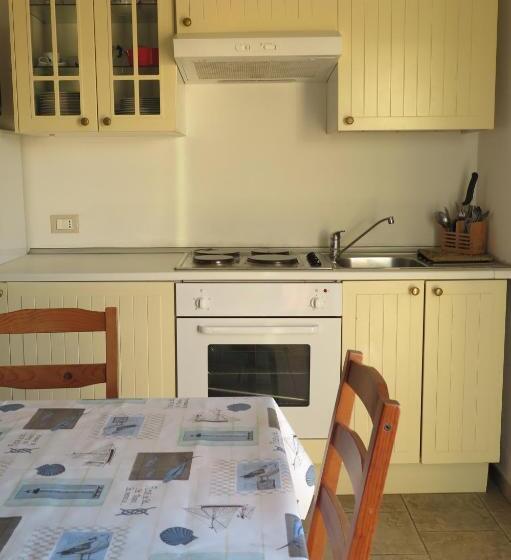 شقة غرفة نوم واحدة مطلة علي البحر مزوَّدة بشُرفة, Happy