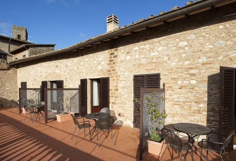 ルームシェアのワンベッド, La Cisterna