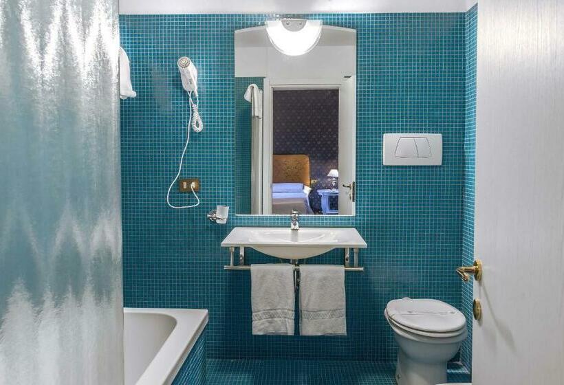 اتاق استاندارد, La Fenice Et Des Artistes