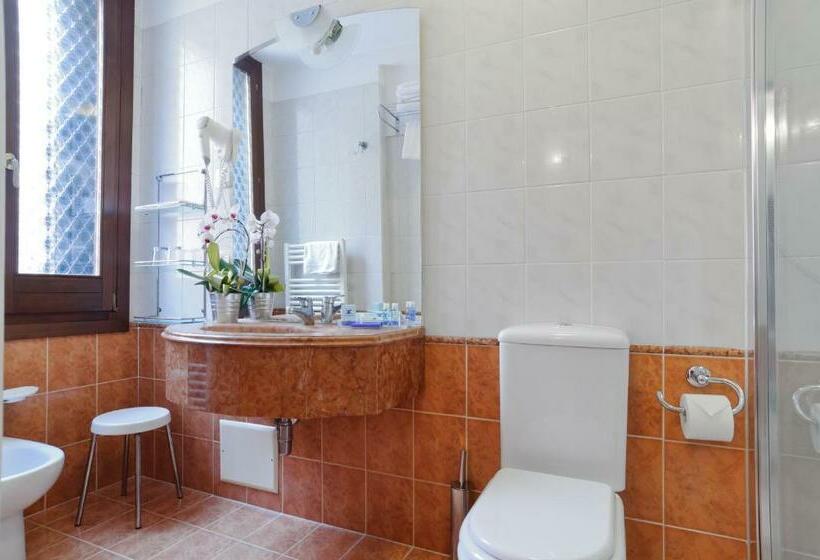 اتاق استاندارد, La Fenice Et Des Artistes