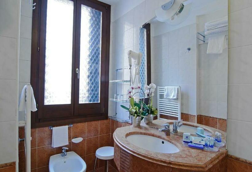 اتاق استاندارد, La Fenice Et Des Artistes