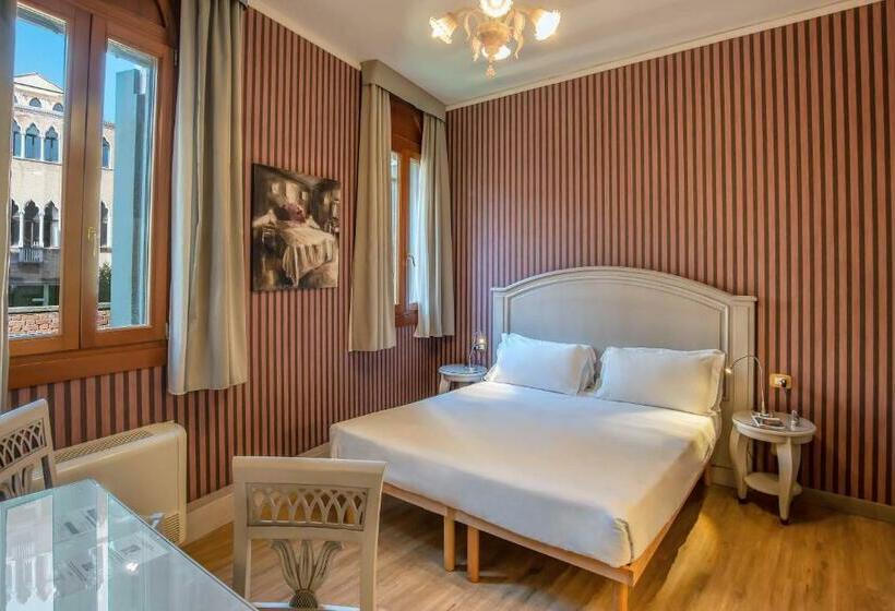اتاق استاندارد, La Fenice Et Des Artistes