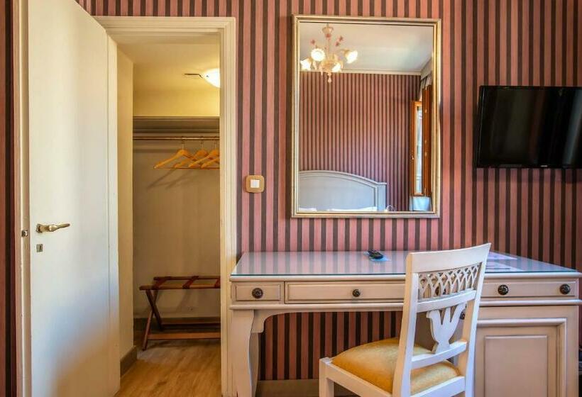 اتاق استاندارد, La Fenice Et Des Artistes