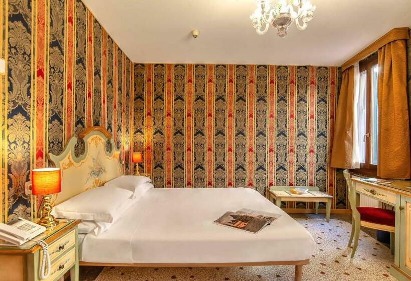 اتاق استاندارد, La Fenice Et Des Artistes