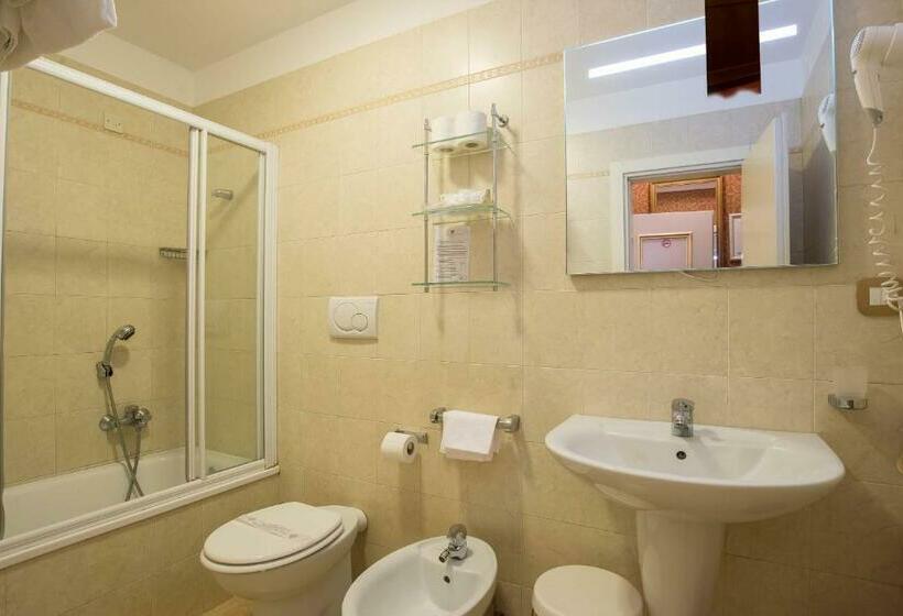 اتاق استاندارد سه نفره, La Fenice Et Des Artistes