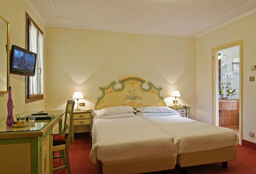 اتاق استاندارد سه نفره, La Fenice Et Des Artistes